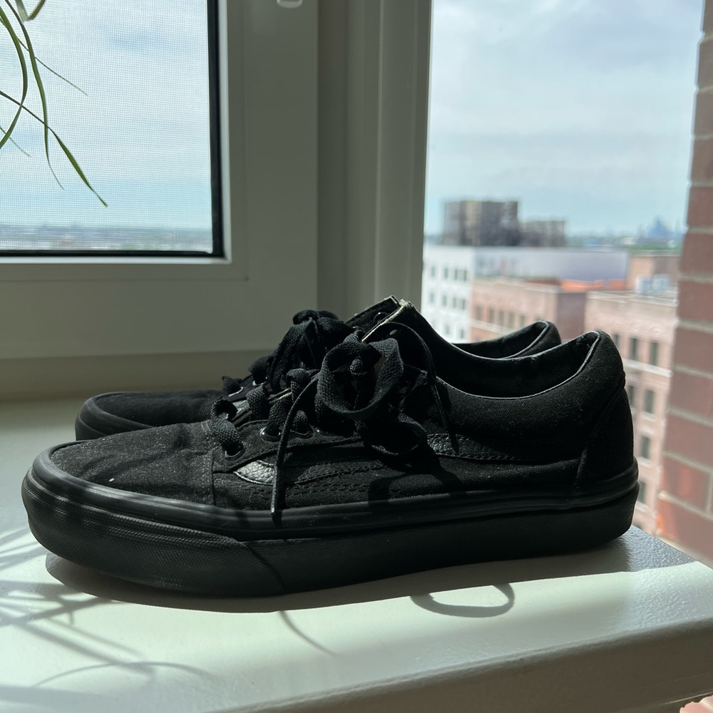 BLACK VANS